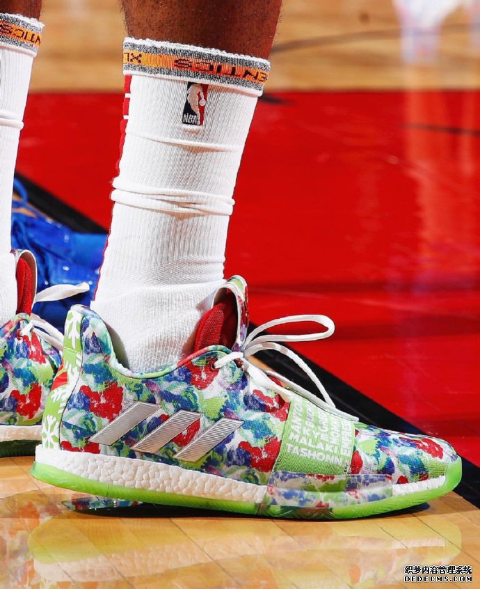 库里6格林奇偷走圣诞定制配色曝光 圣诞大战球星上脚了哪些好看的配色 库里6格林奇偷走圣诞定制配色曝光 圣诞大战球星上脚了哪些好看的配色