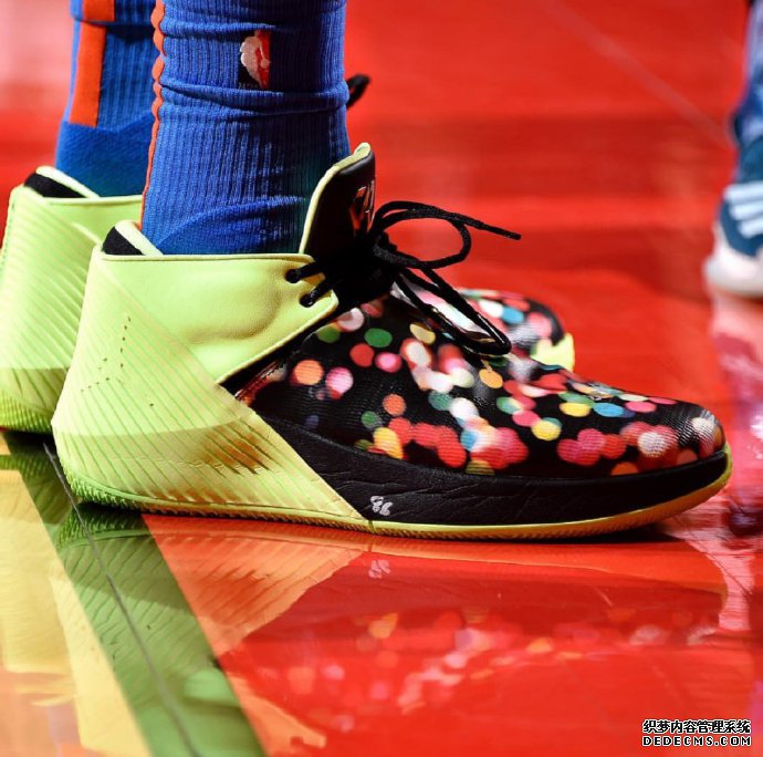 库里6格林奇偷走圣诞定制配色曝光 圣诞大战球星上脚了哪些好看的配色 库里6格林奇偷走圣诞定制配色曝光 圣诞大战球星上脚了哪些好看的配色