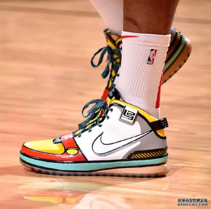 库里6格林奇偷走圣诞定制配色曝光 圣诞大战球星上脚了哪些好看的配色 库里6格林奇偷走圣诞定制配色曝光 圣诞大战球星上脚了哪些好看的配色